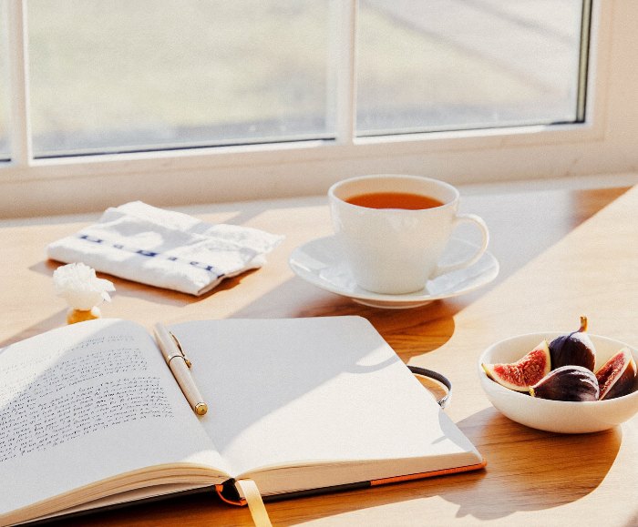 Le carnet ouvert sur la table
